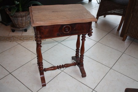 Schoonheidstafeltje/naaitafeltje - Mahonie & eik & populier