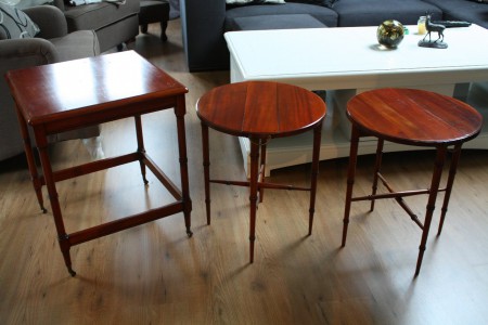 Neo-antieke bijzettafelset - mahoniekleurig met koperen wieletjes