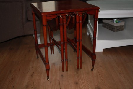 Neo-antieke bijzettafelset